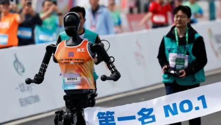 Robotlar ve beşerler koşu yarışı yaptı! İşte kazanan